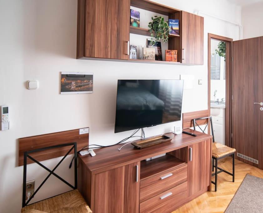 Bumblebee Apartment With Ac Будапеща Екстериор снимка